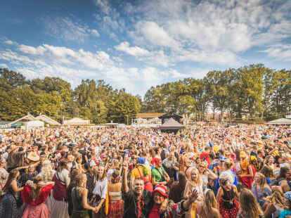 Ein riesiges buntes Spektakel: Anders als beim Sommerfasching 2022 (Bild) wird diesmal nicht im Stadion gefeiert.