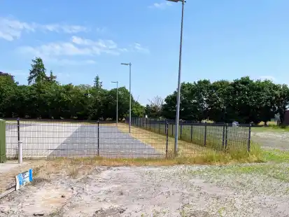 Hinter der Feuerwehr am L&ouml;wenzahnweg besitzt die Gemeinde einen schmalen Streifen Land &ndash; rechts hinter dem Zaun bis zur Baumreihe. Die Suche nach Investoren blieb bislang erfolglos.