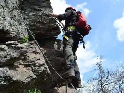 Kletterf&uuml;hrer Georg Fox begeht den Manderscheider Burgenklettersteig im Kreis Bernkastel-Wittlich.