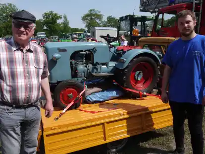Dorffest Sandelerm&ouml;ns: Remmer Aden (links) aus Schortens pr&auml;sentiert seinen Miniatur-Eicher-Schlepper Baujahr 1959.