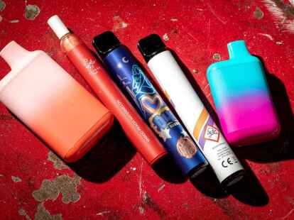 E-Zigaretten erinnern &auml;u&szlig;erlich an farbige Filzstifte und es gibt sie in fruchtigen Geschmacksrichtungen.