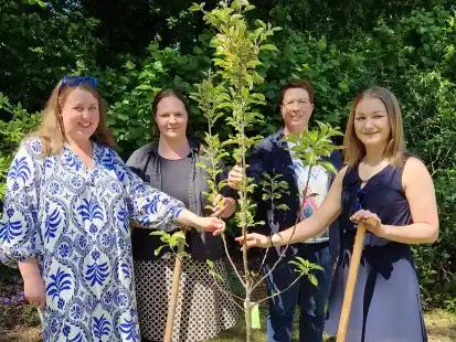 Ein neuer Apfelbaum soll im Garten genauso wachsen, wie die Jungen und M&auml;dchen in der Wohngruppe &bdquo;Die Schwalben&ldquo;. Die Leiterin der Wohngruppe Kea Ostermann (links) und die Leiterin des Jugendhilfeverbunds der GPS Tanja Kiefer (3. von links) haben die erste Gruppensprecherin der Wohngruppe Jennifer Olwig ( 2. von links) und die jetzige Sprecherin Lynn Schumann (rechts) gebeten, ihn zu pflanzen.