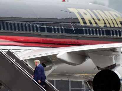 Donald Trump besteigt am Flughafen Newark sein Flugzeug, um nach Miami zu fliegen.