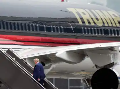 Donald Trump besteigt am Flughafen Newark sein Flugzeug, um nach Miami zu fliegen.