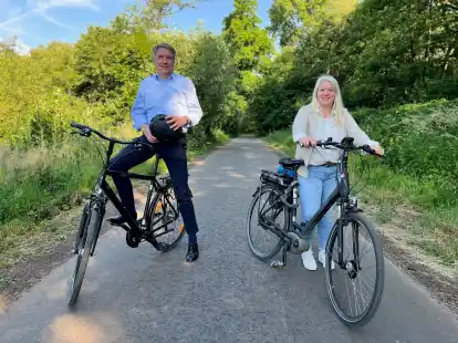 Freuen sich &uuml;ber die Sanierung des Peerdebrok (von links): Oberb&uuml;rgermeister J&uuml;rgen Krogmann und Annette Meyers (Leiterin des Amtes f&uuml;r Verkehr und Stra&szlig;enbau).