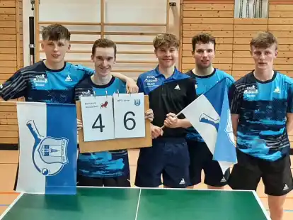 Die knapp verpasste DM-Medaille konnte die Freude &uuml;ber den 6:4-Erfolg gegen den sp&auml;teren Titeltr&auml;ger Borussia D&uuml;sseldorf bei (von links) Bennet Robben, Moritz Marks, Wilko Romanee&szlig;en, Mathis Kohne und Janto Rohlfs vom MTV Jever kaum schm&auml;lern.