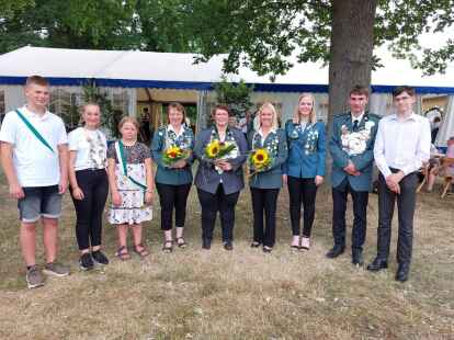 Das amtierende K&ouml;nigshaus steht beim Sch&uuml;tzenfest in L&uuml;erte noch einmal im Blickpunkt: (von links) das Kinderk&ouml;nigshaus mit Bjarne Sander (1. Adjutant), K&ouml;nigin Hanna Debbeler und der 2. Adjutantin Hannah Iaquinta, 1. Adjutantin Ina Depken, Sch&uuml;tzenk&ouml;nigin Annika Debbeler, 2. Adjutantin Lena Depken sowie das Jugendk&ouml;nigshaus mit Clara Meyer-Nicolaus (1. Adjutantin), Jugendk&ouml;nig Rene Siemer und Florian Dietze (2. Adjutant).
