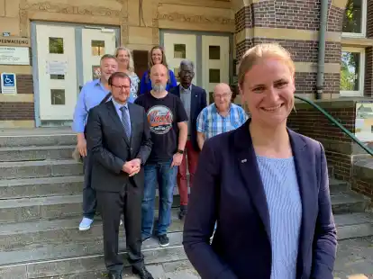 Ab dem 1. Juli die neue Frau an der Spitze der Wirtschaftsf&ouml;rderung und des Stadtmarketings: Martje Merten (vorne), hier zusammen mit den Fraktionsvertretern (v.r.)  Erich Bolinius (FDP), Abdou Ouedraogo (Gr&uuml;ne), Maria Winter (SPD), Lars Mennenga (Die Fraktion), Andrea Risius (CDU), Oberb&uuml;rgermeister Tim Kruithoff (parteilos) und Michael Martens (GfE).