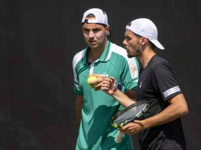 Jan-Lennard Struff (l) hat als einziger Deutsche das Achtelfinale in Stuttgart erreicht.