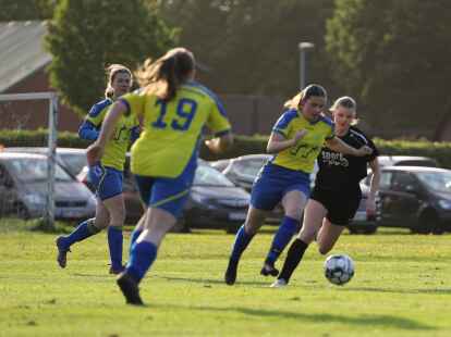 Die Fu&szlig;ballerinnen der SG Gro&szlig;enmeer/Bardenfleth (in Gelb, hier im Spiel gegen die SG am Meer) besiegten den VfB Oldenburg mit 6:0.