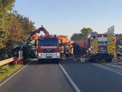 Ein schreckliches Bild bot sich nach dem frontalen Zusammensto&szlig; zweier Lkw im Jahr 2021.