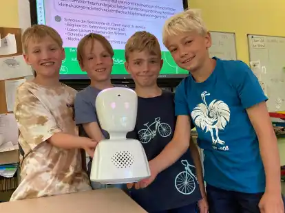 Ob im Klassenzimmer an der Grundschule Lange Stra&szlig;e oder im Oldenburgischen Staatstheater: Wo die Klasse 4c ist, ist auch Bosse. Seine besten Freunde Jan (von links), Jonas, Luca und Laurin sorgen daf&uuml;r, dass ihr schwerkranker Mitsch&uuml;ler &uuml;ber den Avatar an allen Aktivit&auml;ten teilhaben kann.