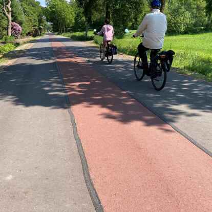 Radfahrer auf der neuen Fahrradstra&szlig;e, auf der die Piktogramme noch fehlen: Der ADFC-Ammerland findet die Stra&szlig;engestaltung der Zwischenahner Verwaltung gut.