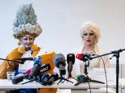 Drag-King Eric BigClit (l) und Drag-Queen Vicky Voyage nehmen nach der Lesung in der M&uuml;nchner Stadtbibliothek an einer Pressekonferenz teil.
