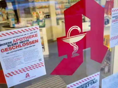 Plakate mit Infos zum bundesweiten Protesttag h&auml;ngen im Schaufenster einer Apotheke.