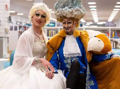 Drag King Eric BigClit (r.) und Dragqueen Vicky Voyage, aufgenommen nach der Lesung in der Stadtteilbibliothek.