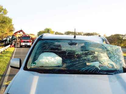 Der schwer besch&auml;digte Nissan, dessen Fahrer den Unfall der beiden Lkw ausgel&ouml;st hatte.