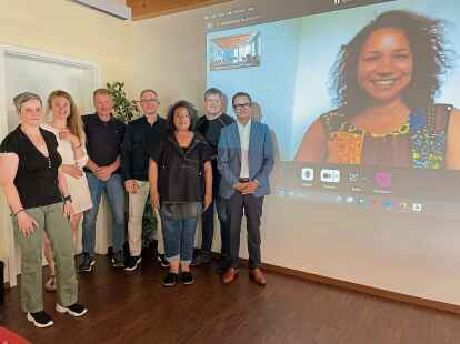 Freuen sich auf die erste Preisverleihung und spannende Bewerbungen (von links): Wilhelmshavens Gleichstellungsbeauftragte Nicole Biela,  Linda Pauksztat von &bdquo;Kreativkreuz&ldquo;, Reent Froehlich von der Wilhelmshaven Touristik & Freizeit GmbH,  Rainer P&auml;sler, Leiter der Koordinierungsstelle f&uuml;r Migration und Teilhabe, Wilma Nyari von &bdquo;deKol Nordwest Wilhelmshaven&ldquo;, Michael Diers, Gesch&auml;ftsf&uuml;hrer der Wilhelmshaven Touristik & Freizeit GmbH, Erster Stadtrat Armin Sch&ouml;nfelder und Gr&uuml;nen-Landtagsabgeordnete Lena Nzume (auf dem Bildschirm).