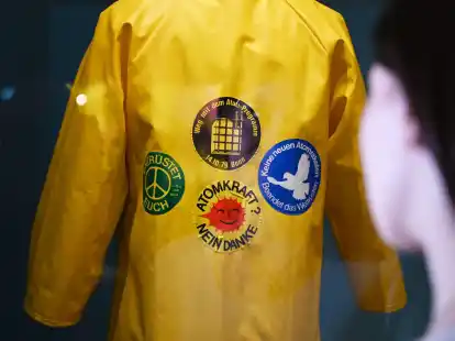 Ein westdeutscher &laquo;Friesennerz&raquo; mit Protestaufklebern.