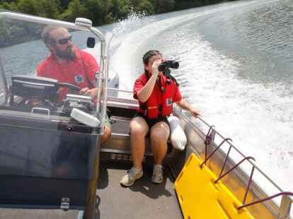 Rettungsschwimmer der DLRG &uuml;berwachen einen Badesee in Baden-W&uuml;rttemberg.