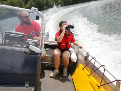 Rettungsschwimmer der DLRG &uuml;berwachen einen Badesee in Baden-W&uuml;rttemberg.