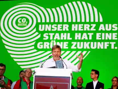 Wirtschaftsminister Robert Habeck spricht auf einer Gro&szlig;demonstration zu den Stahlarbeitern bei Thyssenkrupp in Duisburg.