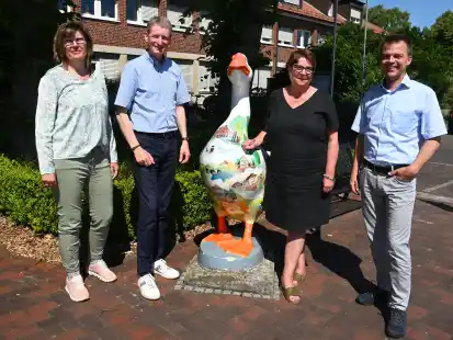 Fachdienstleiterin Karen Becker, B&uuml;rgermeister Ralf Wessel (von links) sowie und der Erste Gemeinderat Matthias Meyer (rechts) verabschiedeten Elke Wiercioch in den Ruhestand.
