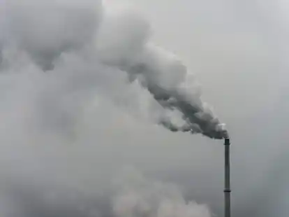 Qualm steigt aus dem Schornstein einer Fabrik im bayerischen Plattling.