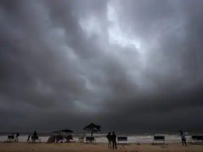 Dunkle Regenwolken &uuml;ber dem Meer an einem verlassenen Strand in Mandvi, bevor der Zyklon &laquo;Biparjoy&raquo; im indischen Bundesstaat Gujarat an Land kommt.