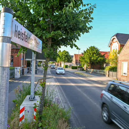 Ein Teil der Heisfelder Stra&szlig;e ist saniert worden. Nun m&uuml;ssen noch Restarbeiten erledigt werden, weshalb Autofahrer die Stra&szlig;e ab dem 19. Juni erstmal umfahren sollten.