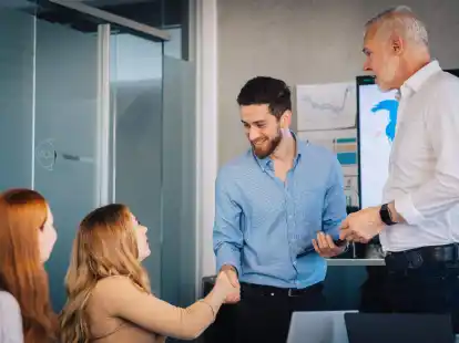 Keine Angst vor der Vorstellungsrunde: Wer nicht sofort warm mit den neuen Kollegen wird, hat auch sp&auml;ter noch Zeit ins Gespr&auml;ch zu kommen.