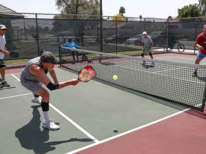 In Amerika ist Pickleball 1965 von drei V&auml;tern erfunden worden, die ihre Kinder sportlich besch&auml;ftigten wollten: Seitdem entwickelte sich die Sportart immer mehr.