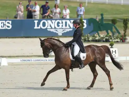 Nadine Marzahl, hier auf Valentine, &uuml;bernahm bei der Deutschen Meisterschaft im Vielseitigkeitsreiten die F&uuml;hrung.