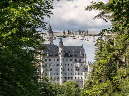 Blick auf das Schloss Neuschwanstein mit der Marienbr&uuml;cke. In der N&auml;he des Schlosses hat ein Mann zwei Frauen angegriffen und verletzt. Eine der Frauen starb.