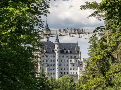 Blick auf das Schloss Neuschwanstein mit der Marienbr&uuml;cke. In der N&auml;he des Schlosses hat ein Mann zwei Frauen angegriffen und verletzt. Eine der Frauen starb.
