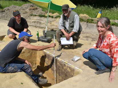 Detailliertes Arbeiten an Bodenschnitten: (v. l.) Thomas Haehner, Amelie Mohrs, Axel Prussat und Dr. Sonja K&ouml;nig.