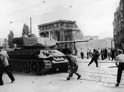 Demonstranten werfen am 17. Juni 1953 in Berlin mit Steinen auf sowjetische Panzer.