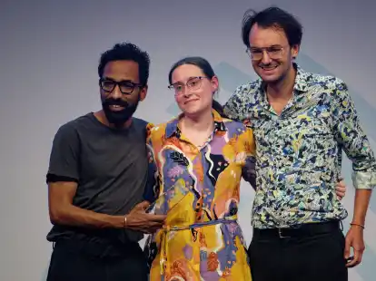 Mohamed Anvar (l-r), Miriam Lenz und Max Donheiser stehen bei der Verleihung des Grimme Online Award 2023 mit dem Preis in der Kategorie &laquo;Information&raquo; f&uuml;r &laquo;Schwangerschaftsabbruch in Deutschland&raquo; auf der B&uuml;hne.