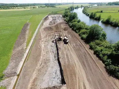 Mit ersten Arbeiten zwischen der Autobahn 27 und dem Lune-M&uuml;ndungsbauwerk wurde bereits begonnen.