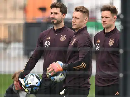 Das DFB-Torh&uuml;ter-Trio beim Training: Kevin Trapp (l-r), Marc-Andr&eacute; ter Stegen und Bernd Leno.