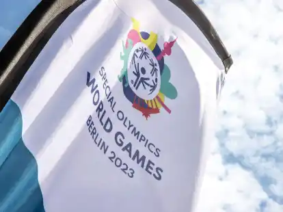 Eine Fahne der Special Olympics World Games Berlin 2023 weht auf dem Gel&auml;nde des Olympiaparks in Berlin.