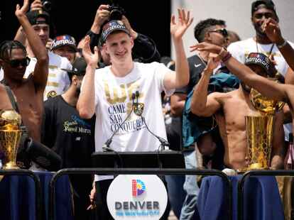 Nikola Jokic feiert w&auml;hrend der Parade, nachdem die Denver Nuggets den Titel in der NBA geholt haben.