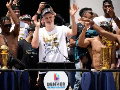 Nikola Jokic feiert w&auml;hrend der Parade, nachdem die Denver Nuggets den Titel in der NBA geholt haben.