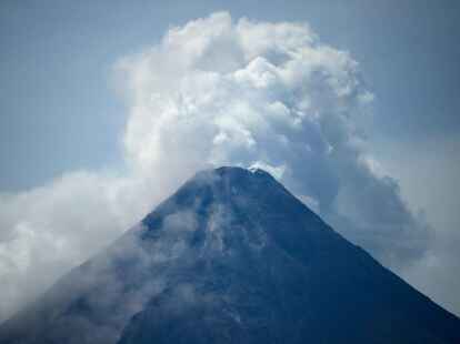Der Mayon ist wegen seiner malerischen Kegelform ein beliebter Anziehungspunkt f&uuml;r Touristen auf den Philippinen, aber er ist auch der aktivste der Vulkane des Archipels.
