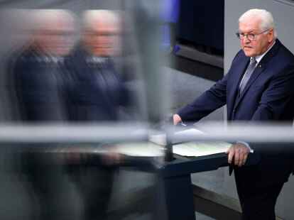 Bundespr&auml;sident Frank-Walter Steinmeier w&auml;hrend seiner Rede bei der Gedenkstunde zum 70. Jahrestag des Volksaufstandes in der DDR im Deutschen Bundestag.