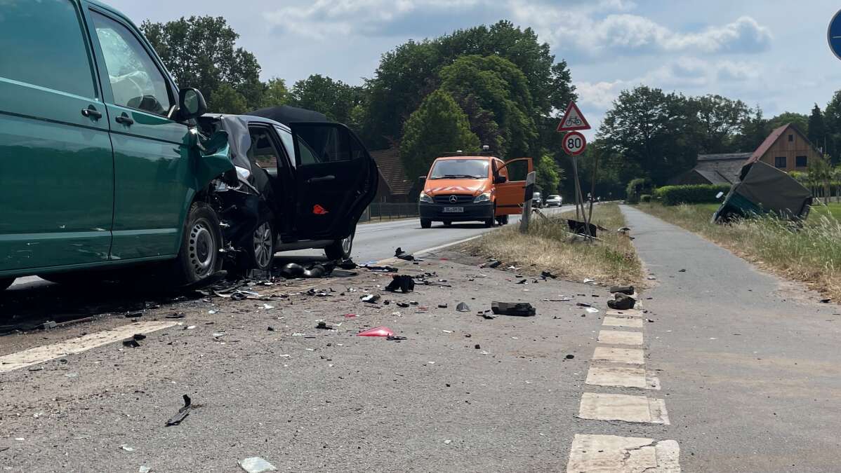 Kollision in Bad Zwischenahn Unfall mit mindestens vier Autos in