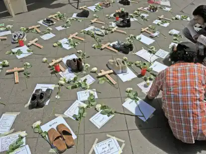 Gedenken mit Rosen, Schuhen, Kerzen und Kreuzen: Die Zahl der Drogentoten w&auml;chst. (Archivbild)