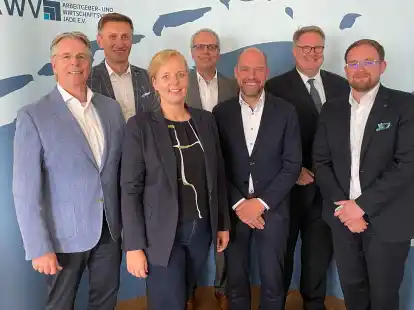 AWV-Pr&auml;sidium mit neuen Beiratsmitgliedern: Vizepr&auml;sident Thomas Bruns (von links), die Beiratsmitglieder Waldemar Kelm und Tanja Daugill, Vizepr&auml;sident Thomas Hohmann, Beiratsmitglied Frank W&uuml;bben, Pr&auml;sident Tom Nietiedt und Hauptgesch&auml;ftsf&uuml;hrer Henning Wessels.