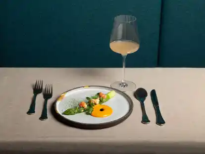 Eine ungew&ouml;hliche Kombination: Flusskrebse mit gr&uuml;nem Spargel. Dazu gibt es den Schaumwein Pet Nat.