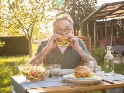Biss mit gutem Gewissen? In der Regel haben Fleisch-Ersatzprodukte eine bessere Klimabilanz als die Originale von&nbsp;Rind, Schwein oder Gefl&uuml;gel.